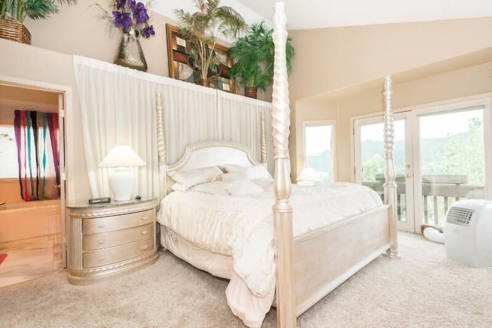 Wake of to fantastic views! House on side on mtn with views
