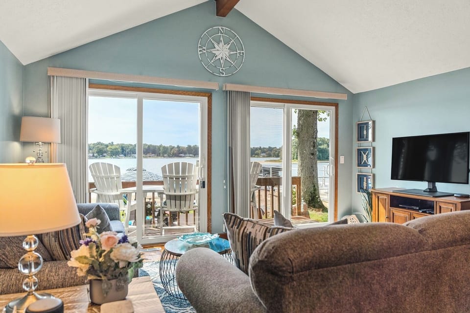 [Living room] 43" smart TV & sliding doors to the deck