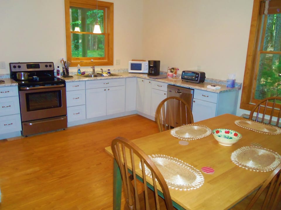 Eat-in kitchen