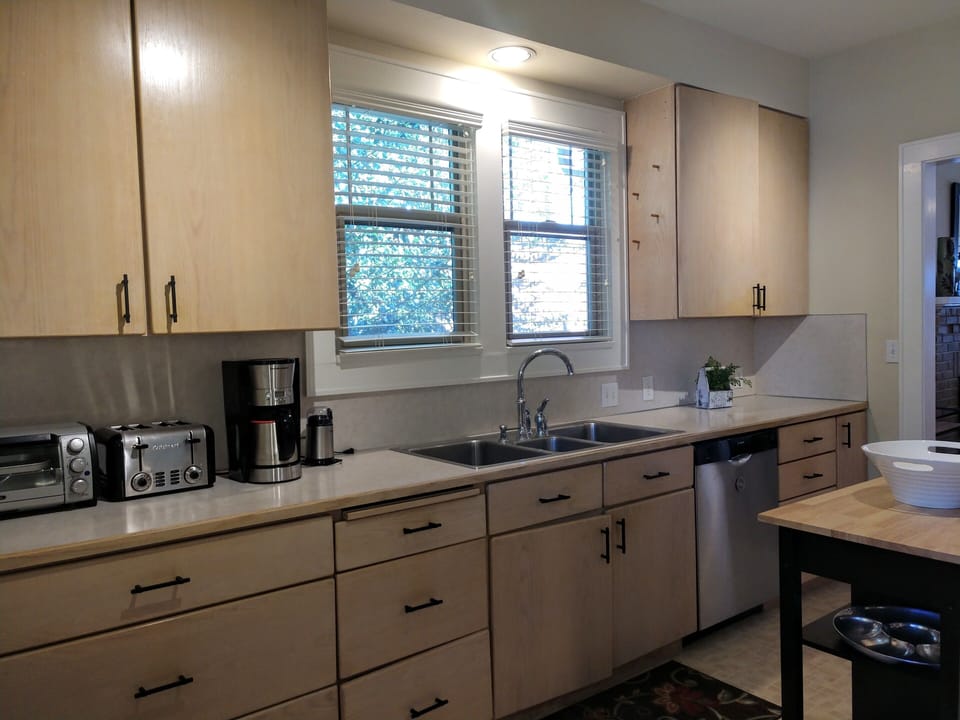 Well-stocked kitchen incl coffeemaker, toaster, toaster oven, and more!
