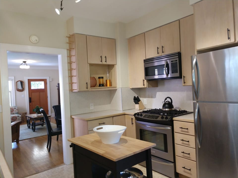 Spacious kitchen for 2 or 3 cooks! Stainless appliance w/gas range & island cart