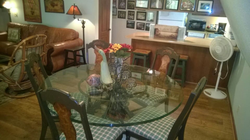 Dining seats 6 comfortably and 2 at breakfast bar.