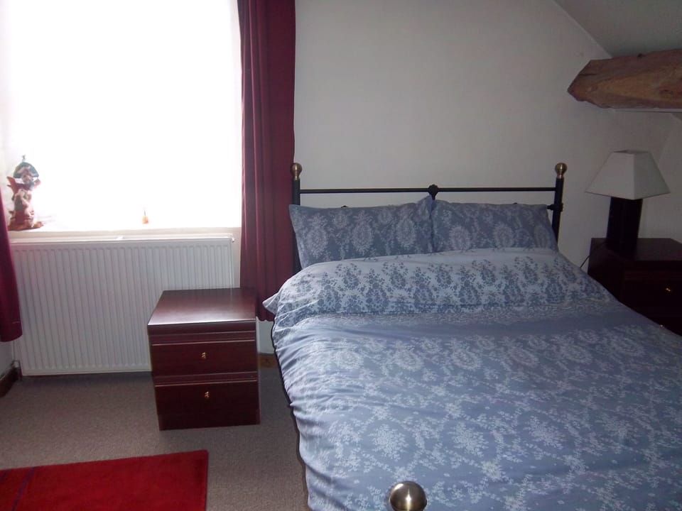 Spacious double bedroom
