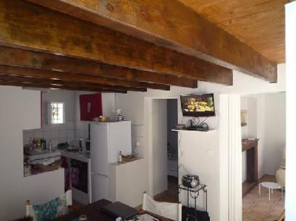 cuisinette et sejour. Vue vers les 2 chambres