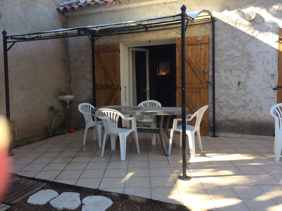 terrasse habillée table chaies et transact
