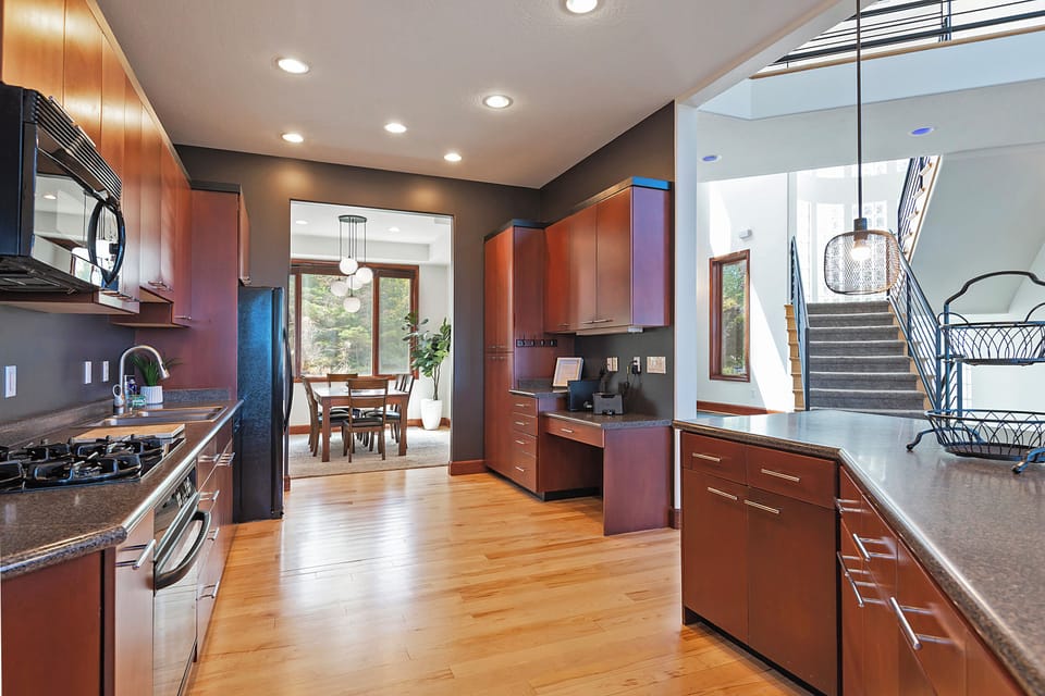 Entry to dining room off kitchen 