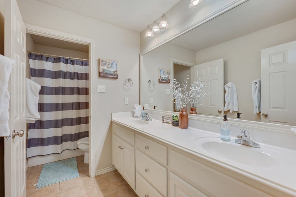 Shared bathroom 1 - double vanity, shower/tub