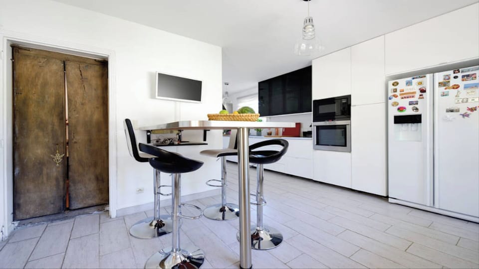 Villa Cicada - The Gourmet Kitchen With Flat Screen TV