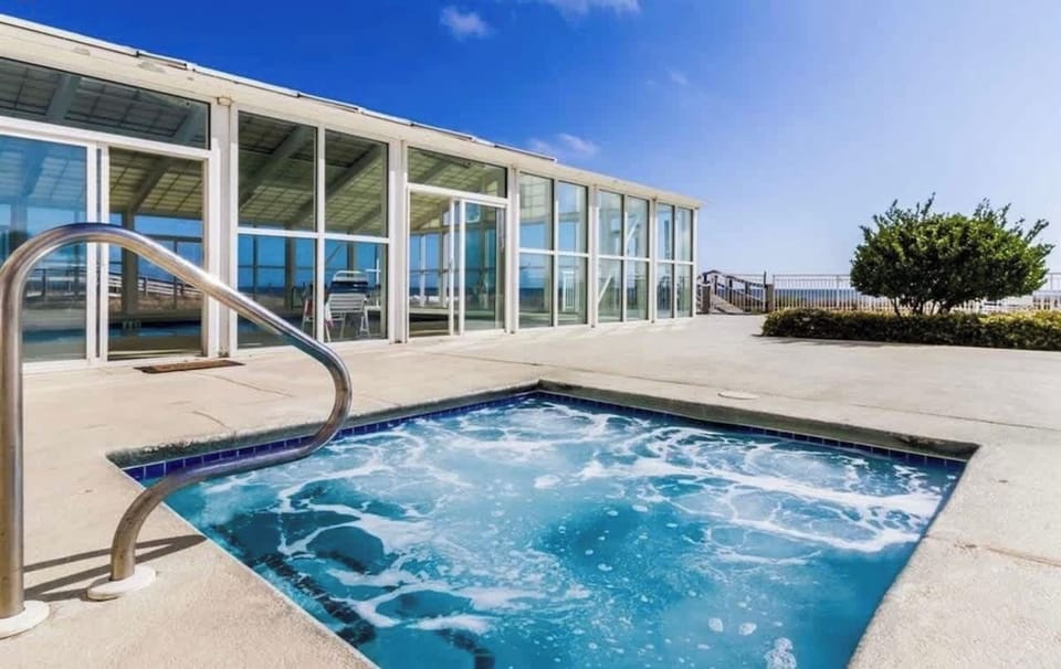 Hot Tub overlooking the beach between two swimming pools