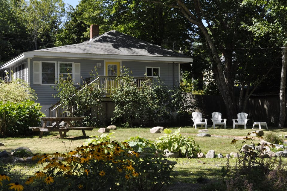 outside seating and picnic table