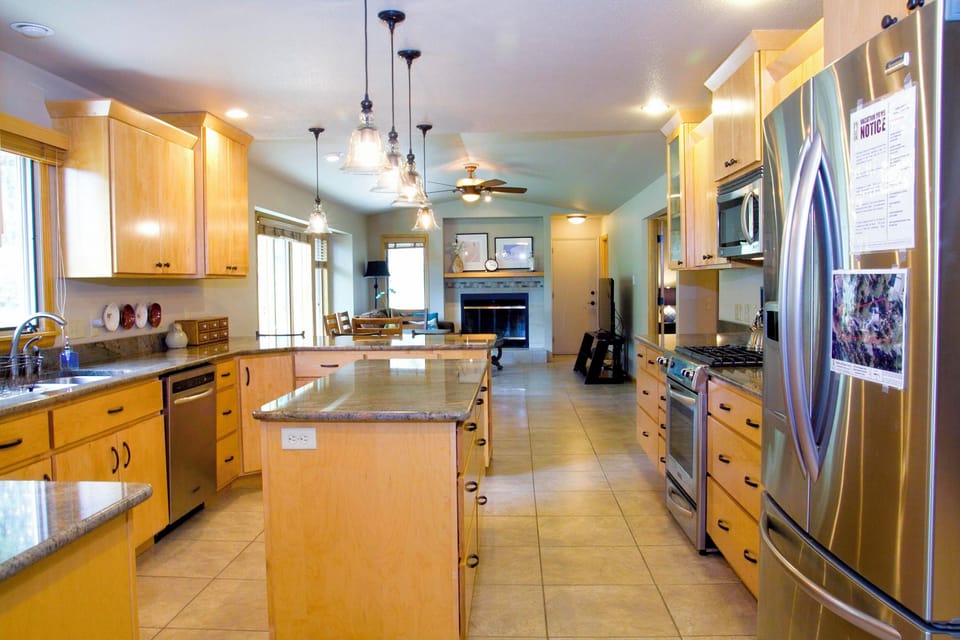 Open kitchen with view to livingroom.jpg