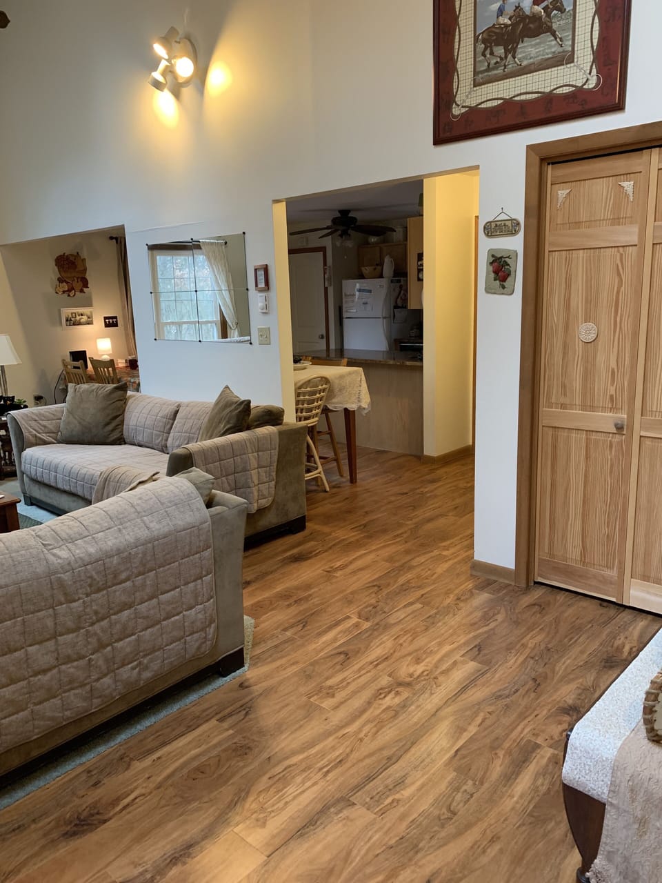 Entrance to living room and kitchen