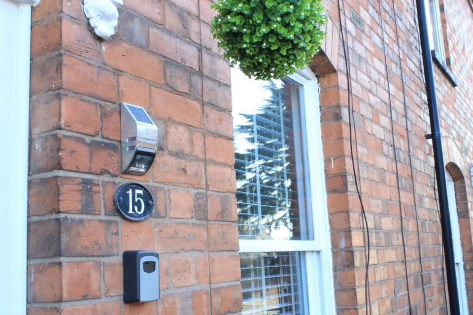 Key safe self-check-in (perfect for Business users) Camera doorbell bell too!