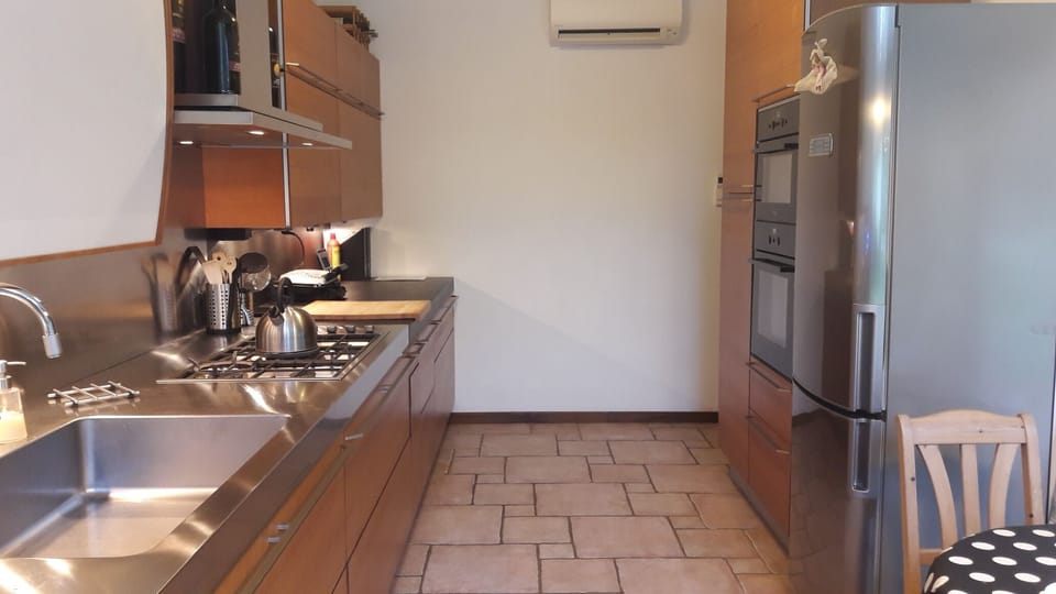Micro wave, traditional & ventilated oven,, fridge & freezer, air conditioner