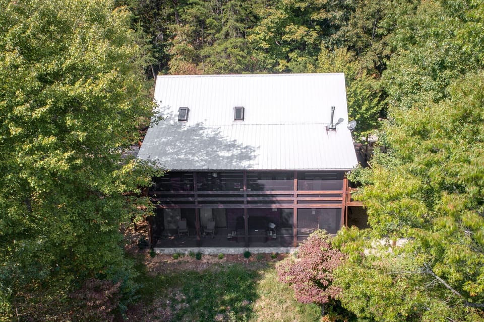 Private screened in porches great for enjoying the mountain 🏔 views.