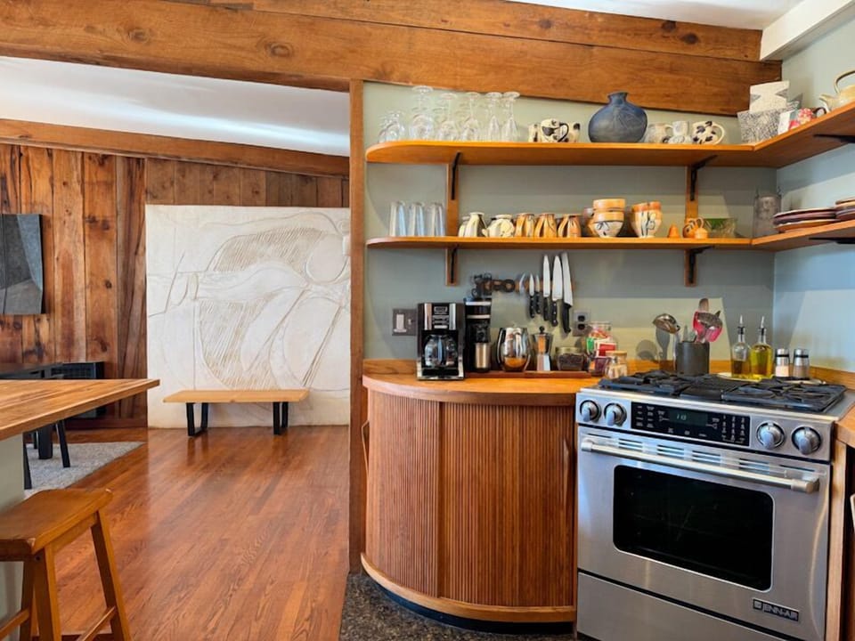The handmade kitchen cabinets set the tone for the cabin! The chef‘s kitchen means you can cook delicious meals for the whole family. 