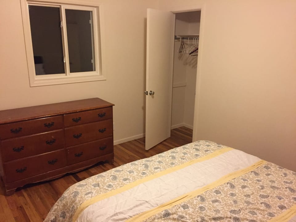 Upstairs Bedroom 2
Queen Mattress 
