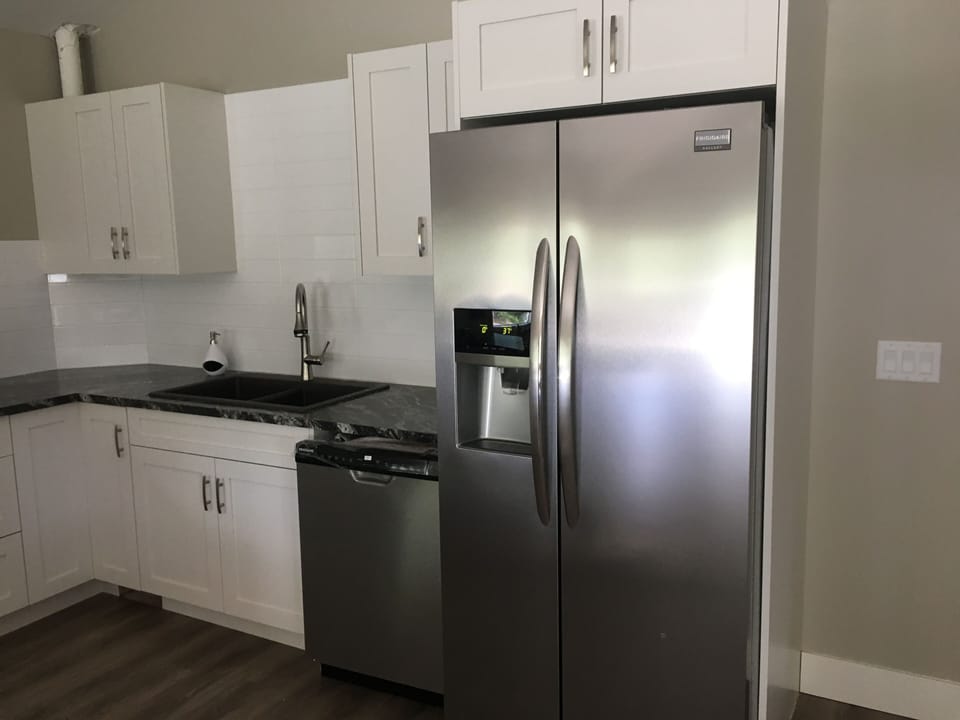 Full fridge water/ice, dishwasher, toaster oven, Keurig, hot plates, microwave
