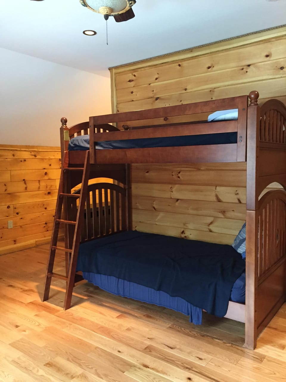 Cloud: Spacious Loft Queen bed, Twin, and Twin bunk bed w/ private Full bathroom