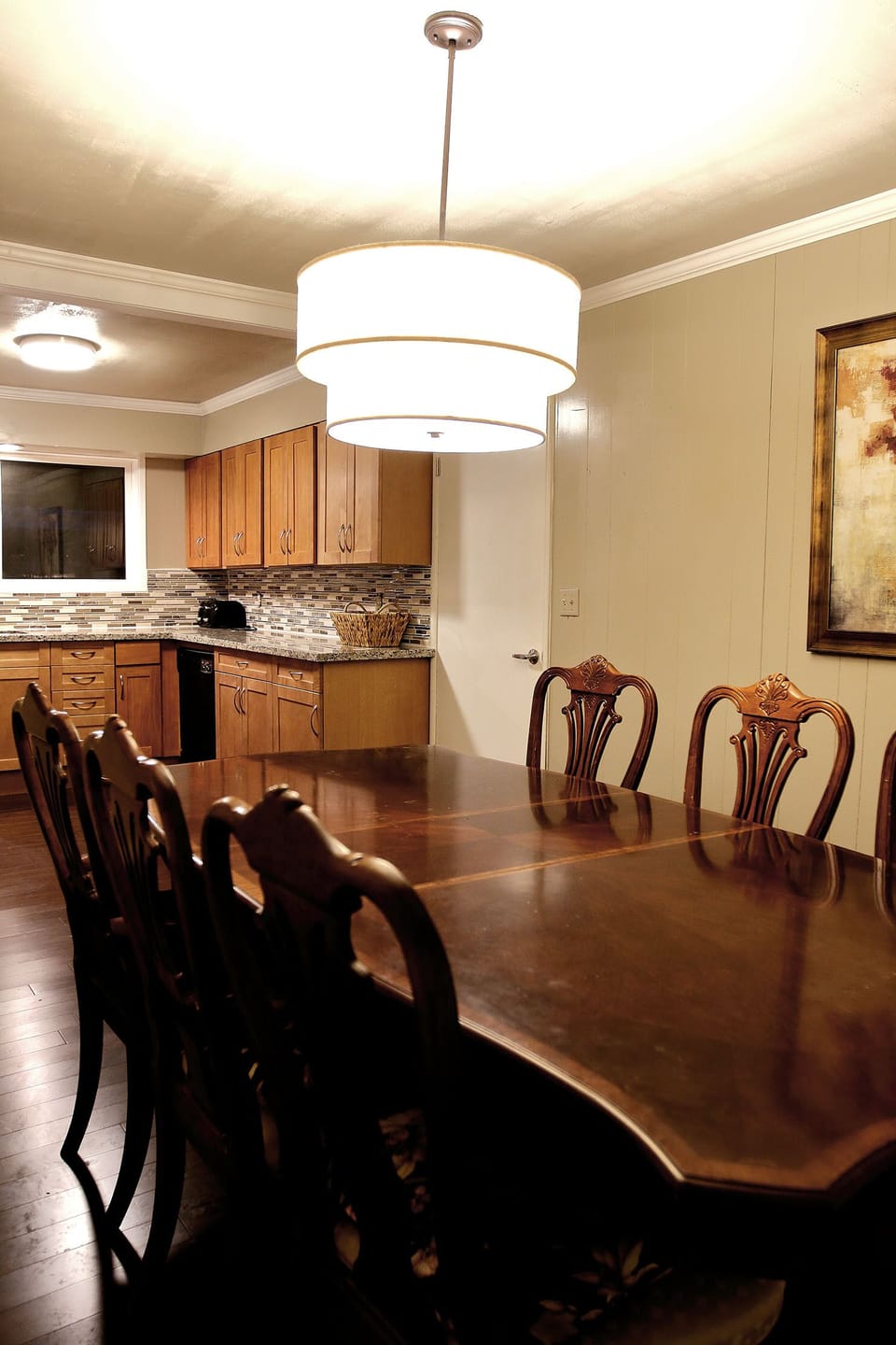 Dining area that comfortably seats 6