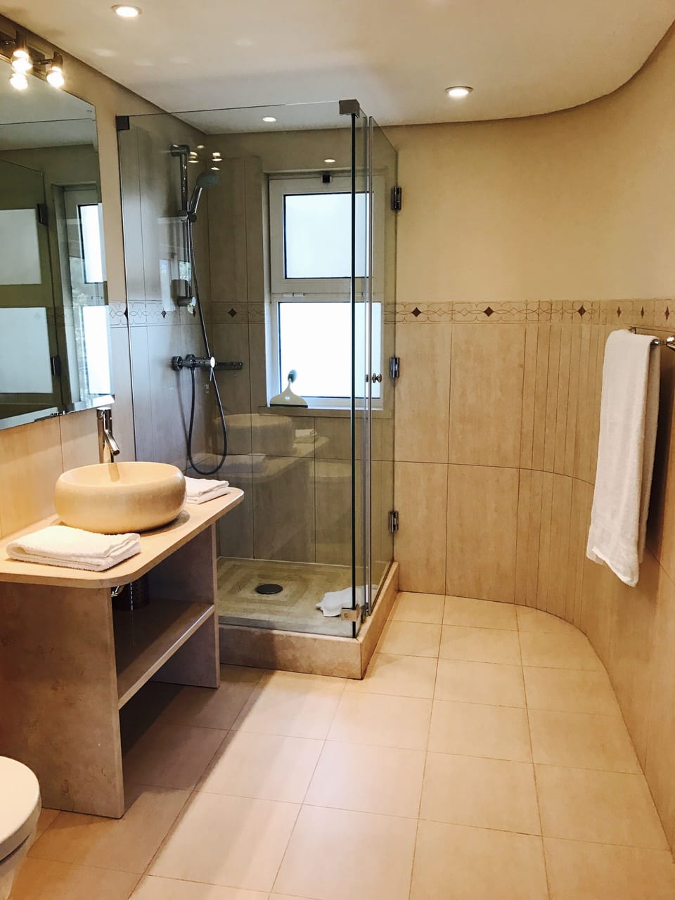 Bathroom to third bedroom.