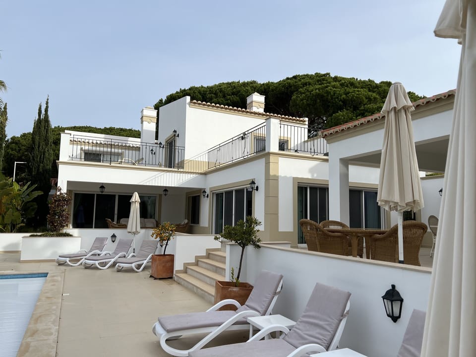Seating areas , sunbathing and balconies 