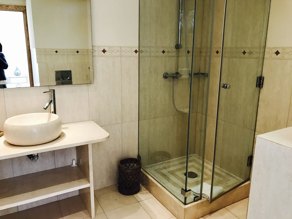 Bathroom to secondecond bedroom.