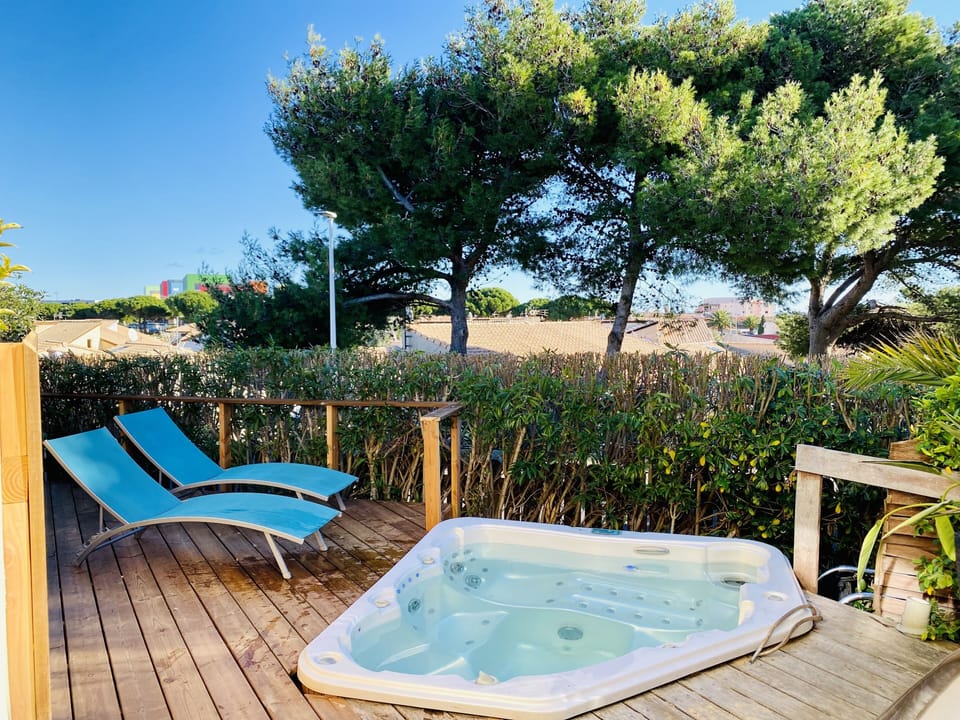 Outdoor spa tub