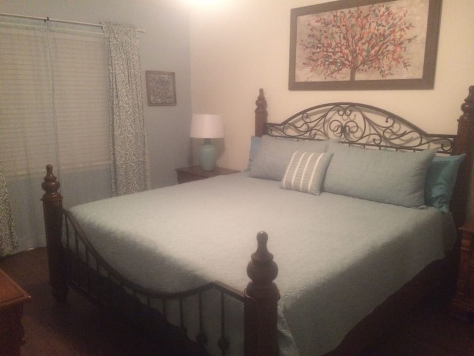 king size bed, wall mounted flat screen tv (27") in room, walk in closet