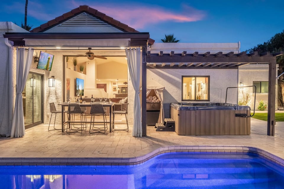 Enjoy the Indoor/Outdoor Living in true Scottsdale Fashion!