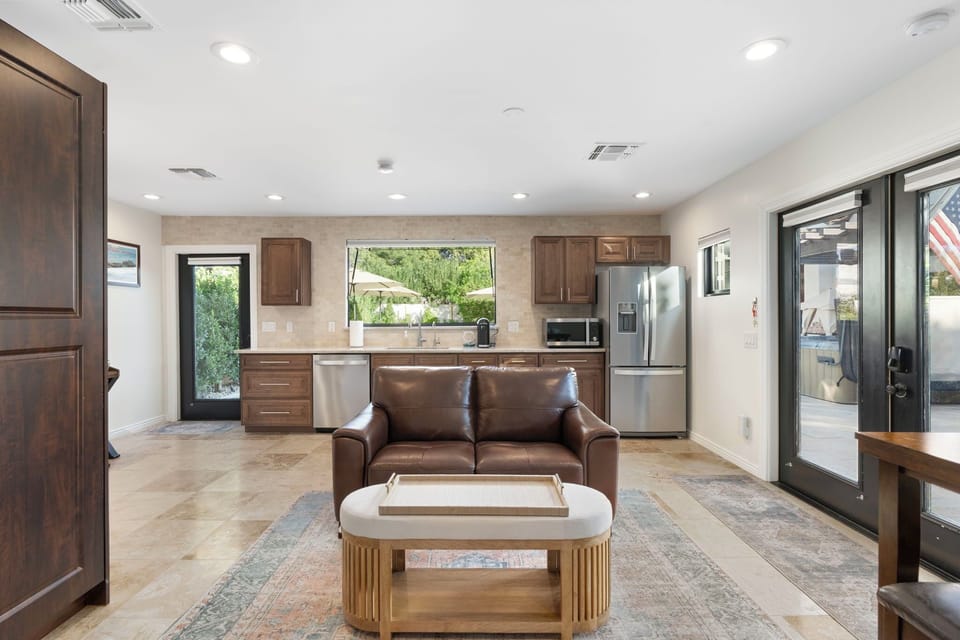 Separate Casita with Queen Size Murphy bed, en suite bathroom, and kitchen!