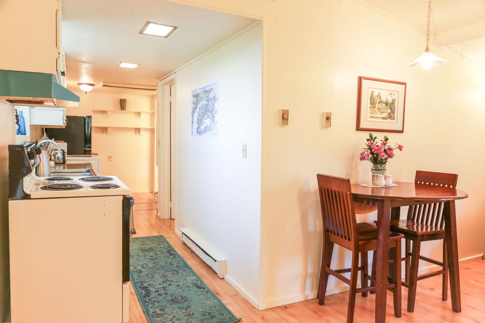 kitchen/dining for 2-4