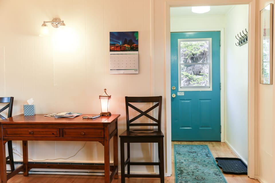 Entry, coat room, desk