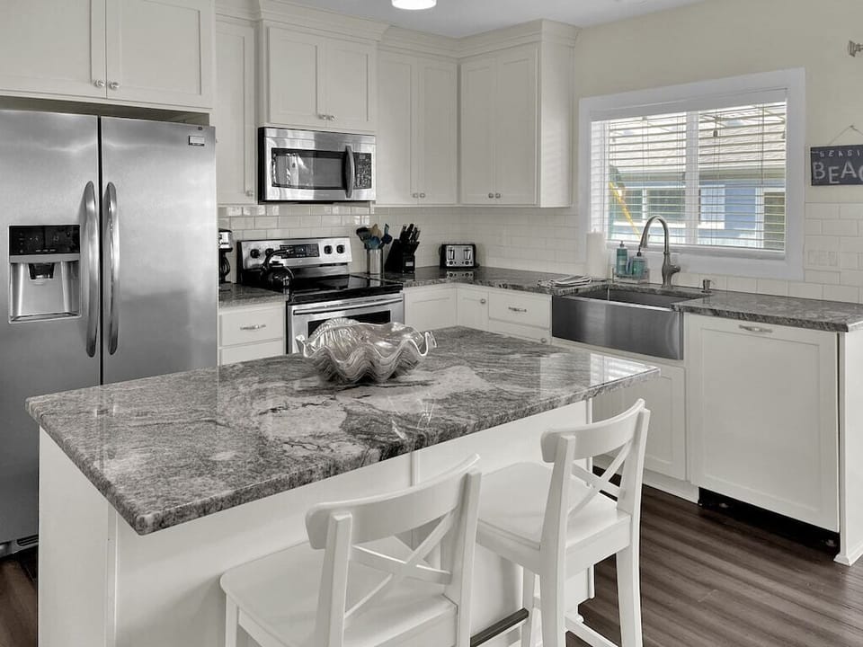 Newly remodeled kitchen w/ granite counter tops