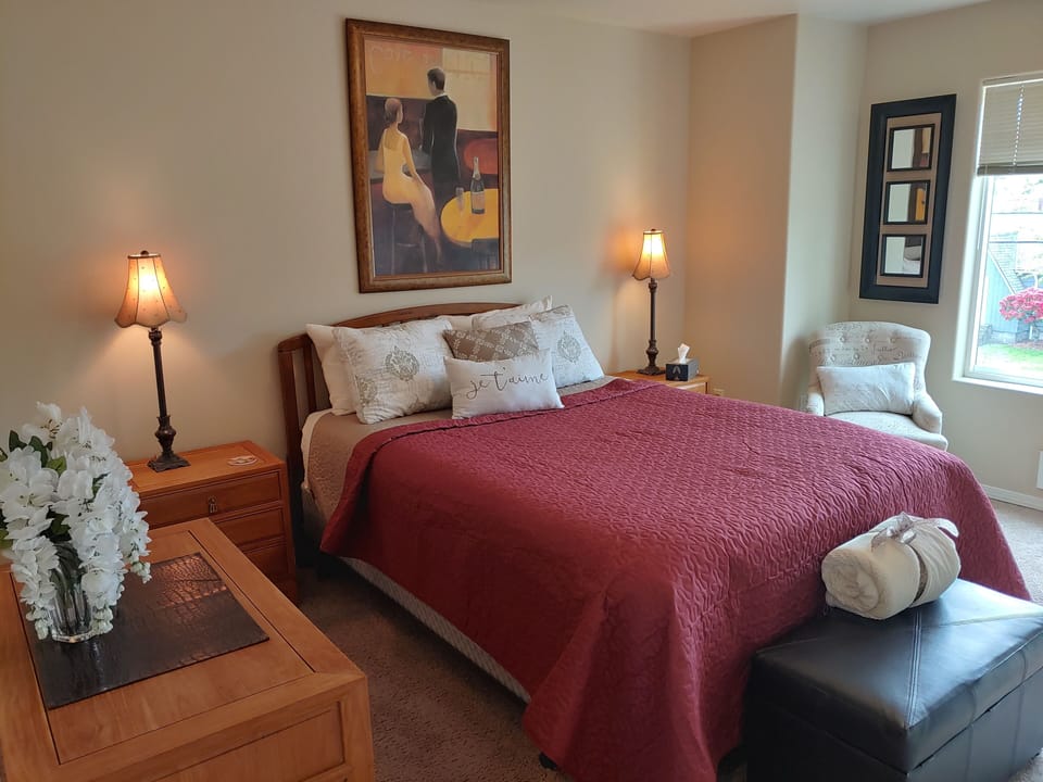 Master bedroom has queen size bed, mountain view 