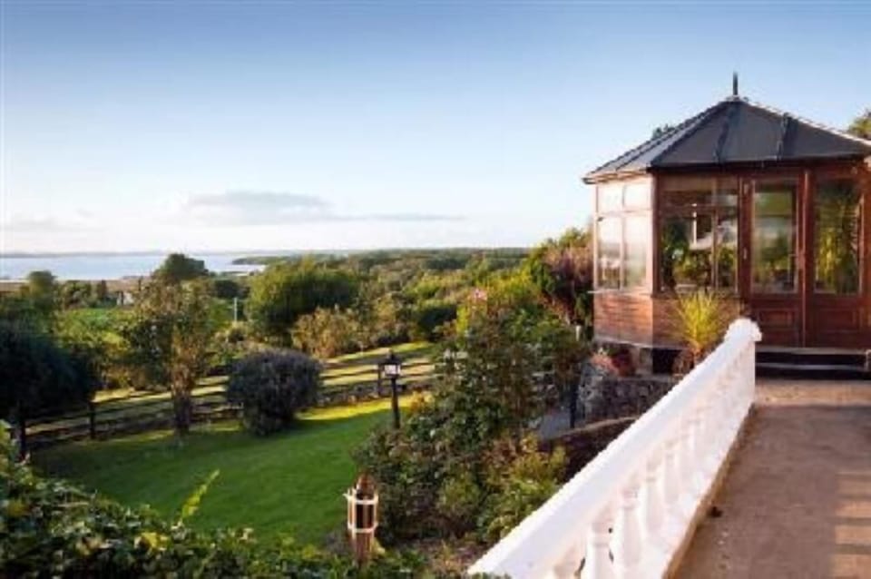 Magnificent panoramic view over the lake Shannon from the house