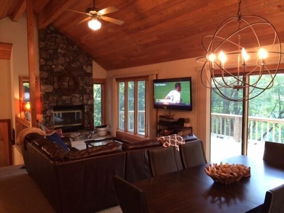 58" flat screen, basic cable.  Living Room