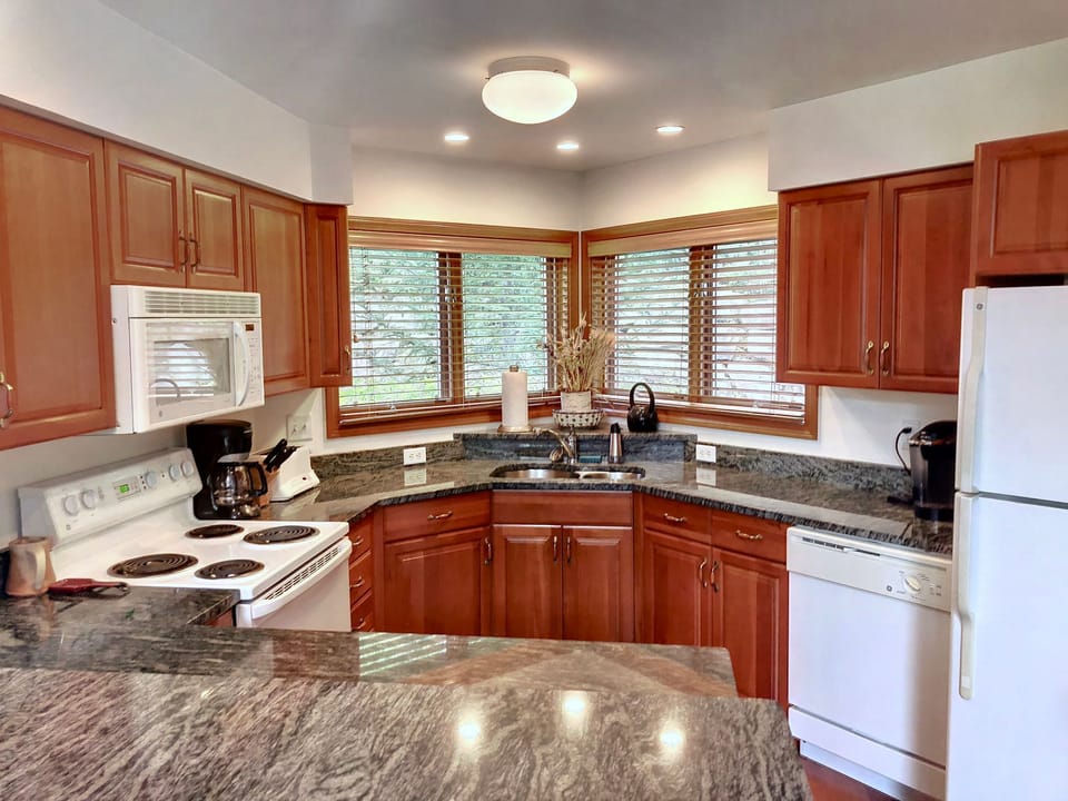 Kitchen area offers both Drip and Keurig style coffee makers, standard appliances,