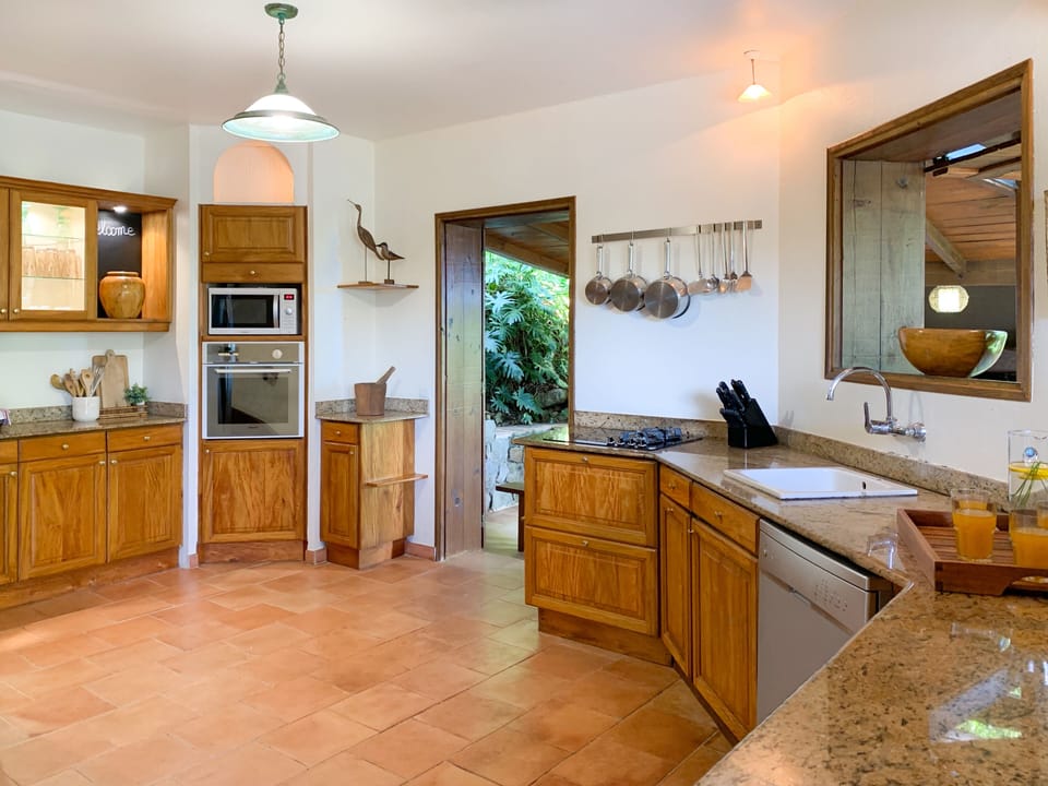 THE FULL EQUIPPED KITCHEN ALSO HAS ACCESS TO THE DECK AREA
