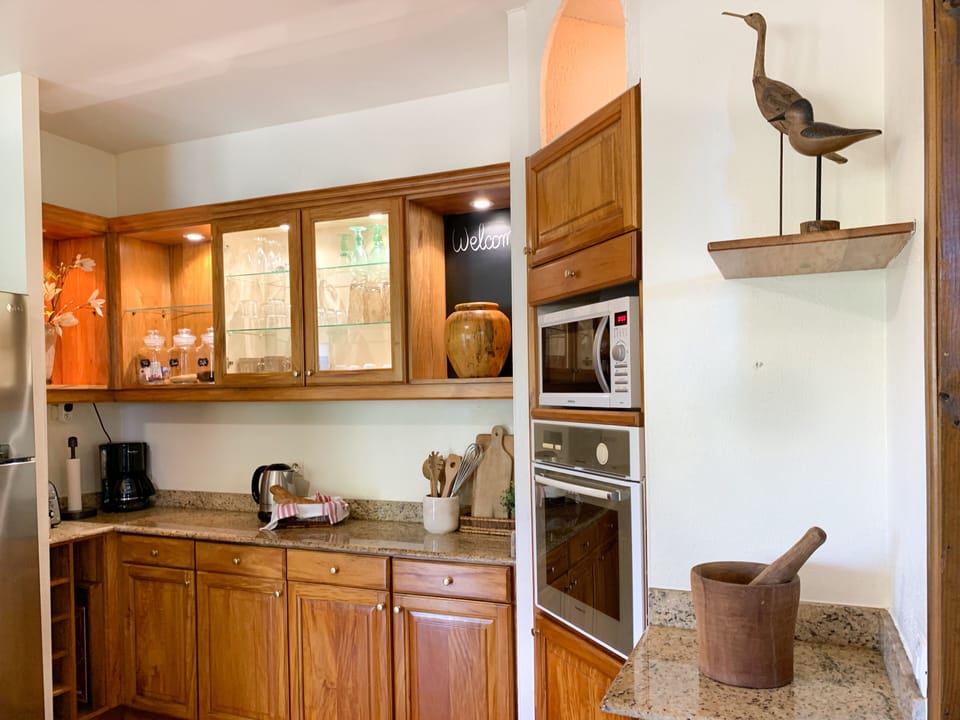THE FULL EQUIPPED KITCHEN ALSO HAS ACCESS TO THE DECK AREA