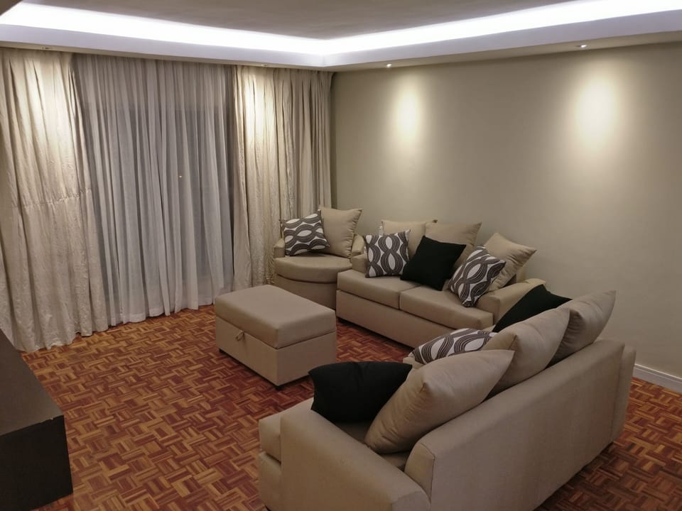 Living room seats 6 people.