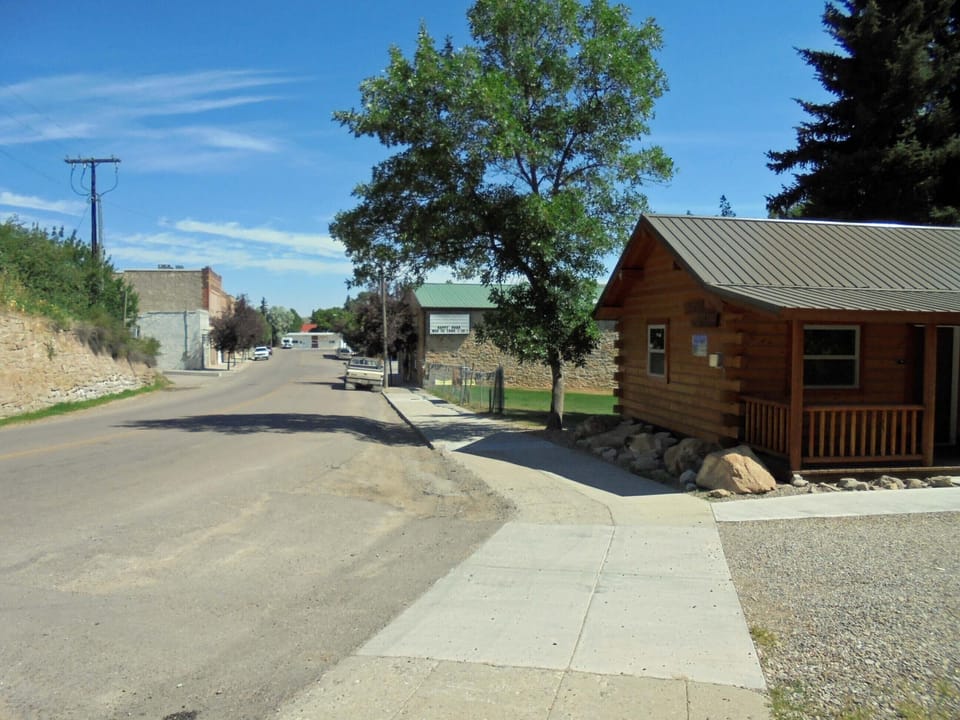The cabin & Main Street 