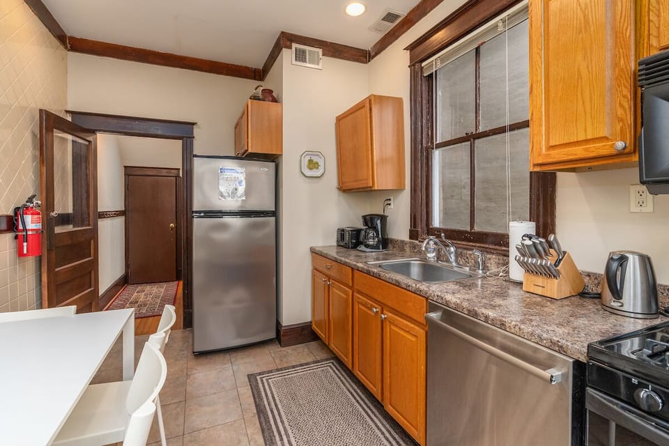kitchen with fridge and freezer, sink, dishwasher, stove/oven