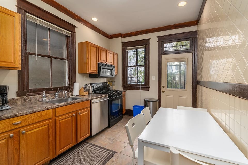 kitchen with dishwasher, oven/stove, and breakfast table