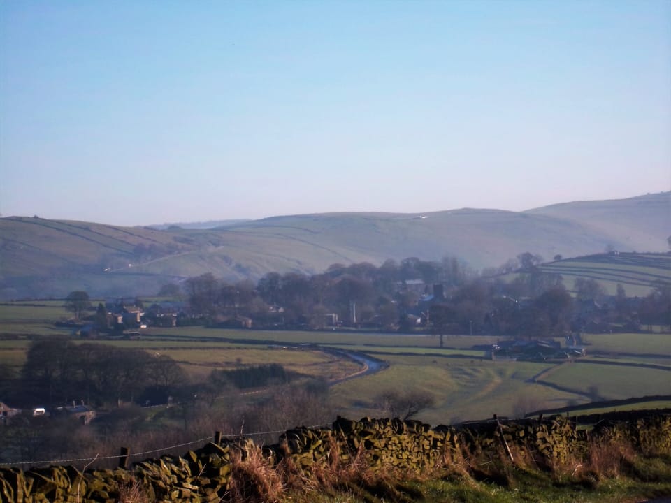 Peak District Village - Sleeps 4 - Pets Welcome - Woodburner Cottage in Staffordshire Moorlands District