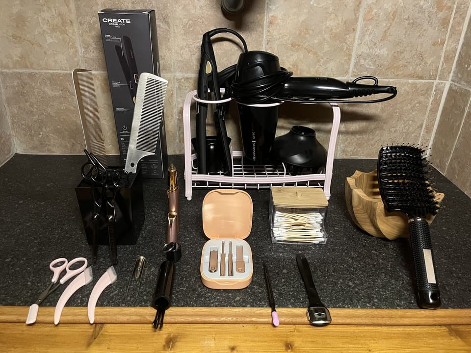 Master bedroom bathroom: complete set for personal hygiene