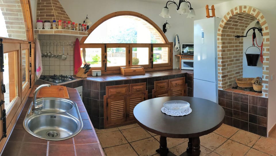 KITCHEN: super equipped + a lot of  small appliances, full set glasses + dishes