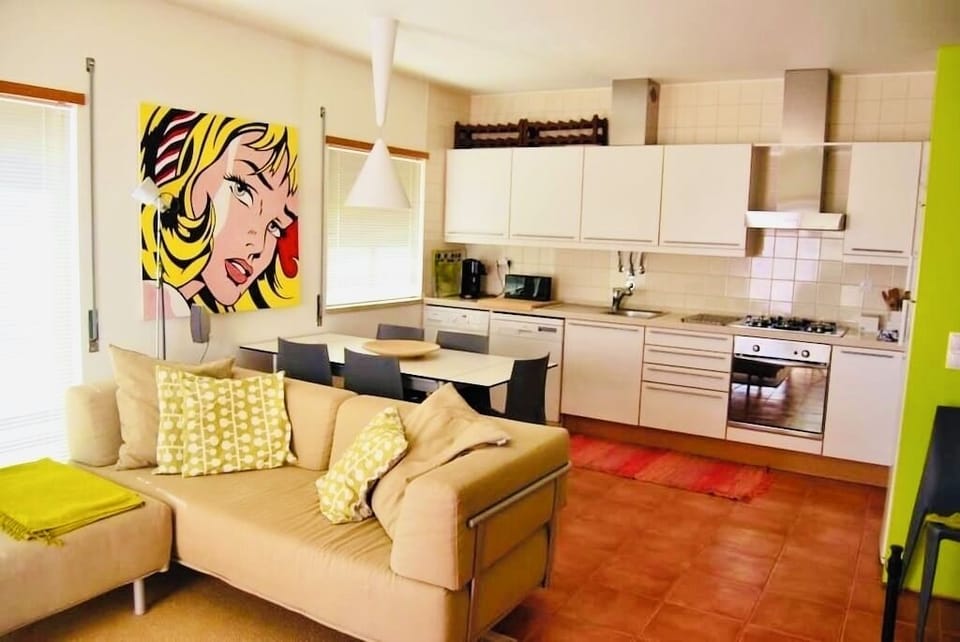 Cozinha, zona de refeições e sala 
