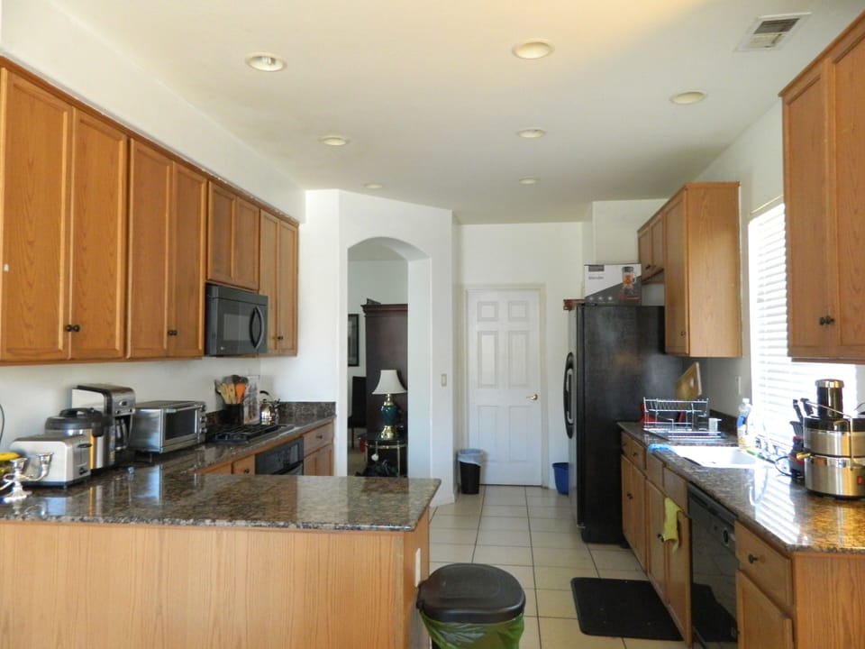 Kitchen. High-tech blender, +20 spices, water & ice dispenser fridge, etc.