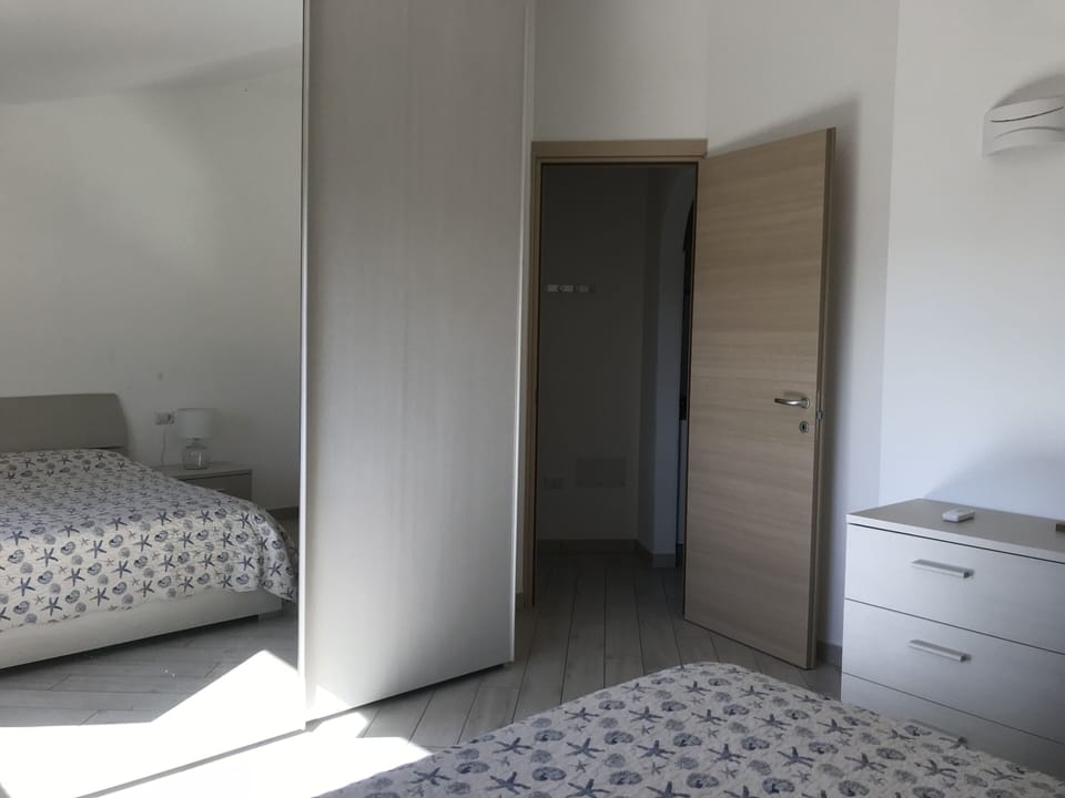 A lot of space in the large wardrobe 